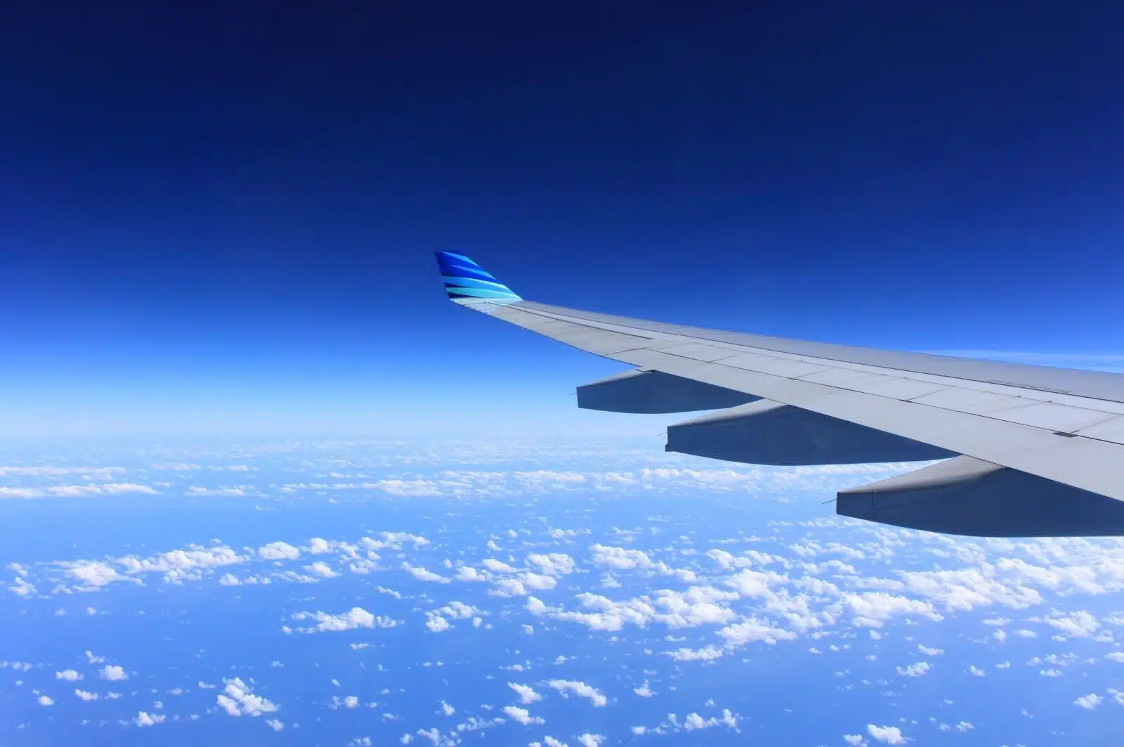 Concepto de verano y viajes vuelo en avión viajes en avión turismo