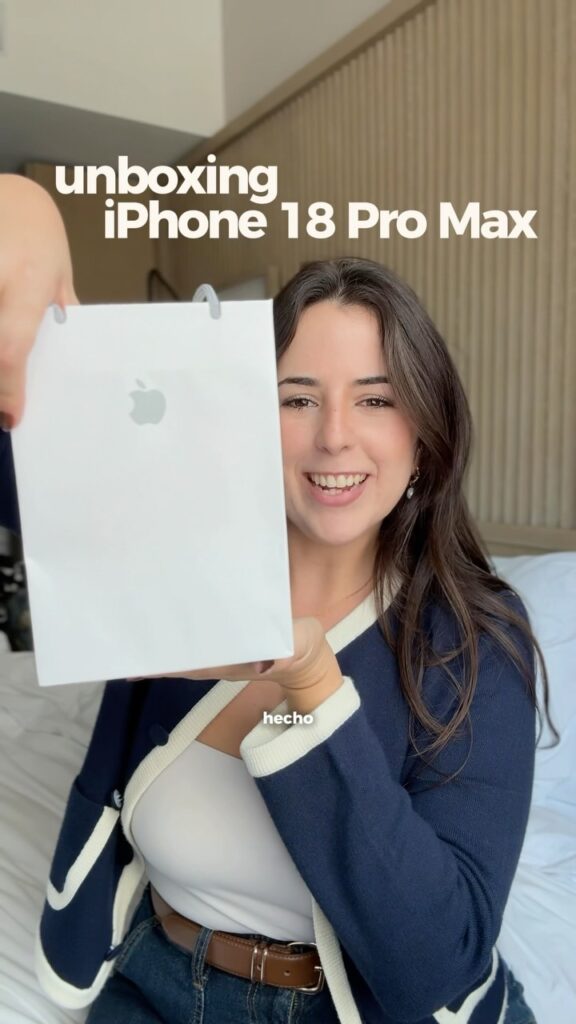 Carla haciendo unboxing del iPhone en Nueva York