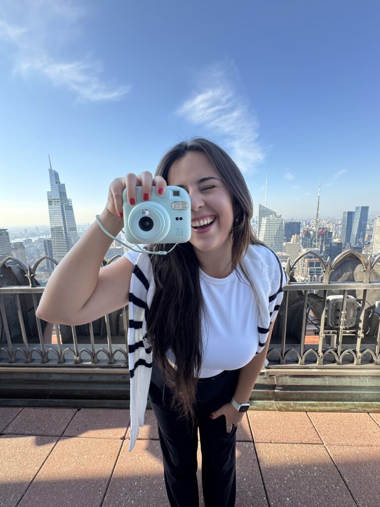Carla con su cámara instantánea en Nueva York