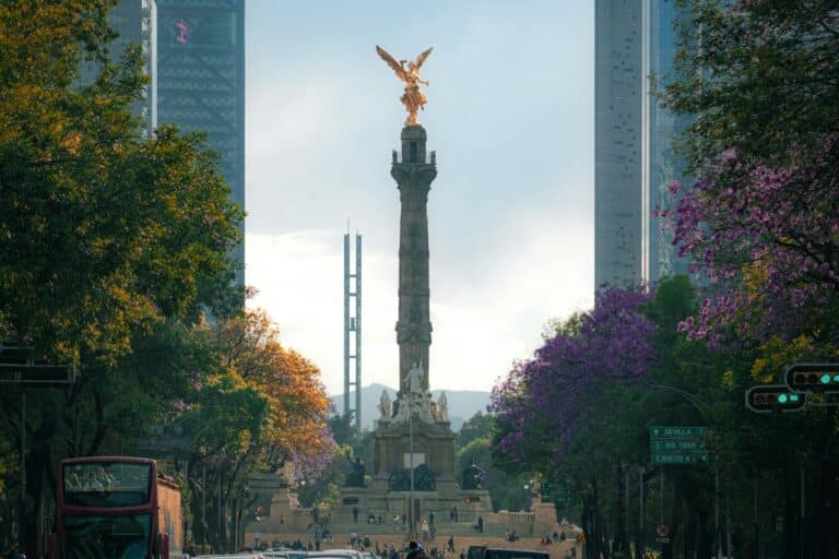 Ángel de la Independencia en Paseo de la Reforma, Ciudad de México, con jacarandas