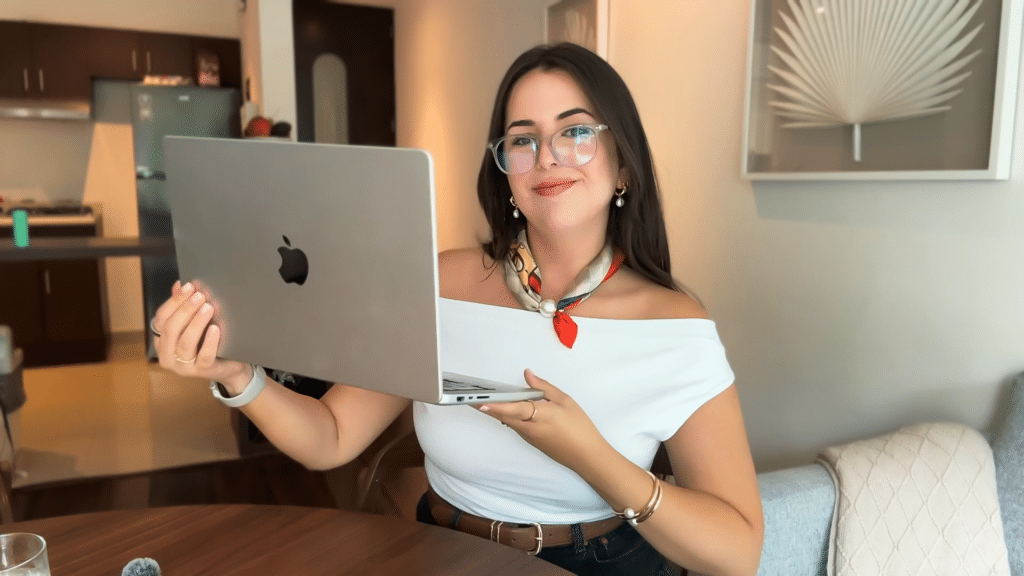 Carla mostrando su laptop, lista para dar clase